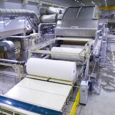 دستگاه اسلیتر، رول‌های بزرگ خمیر کاغذ را به سایزهای کوچک‌تر برش می‌دهد.